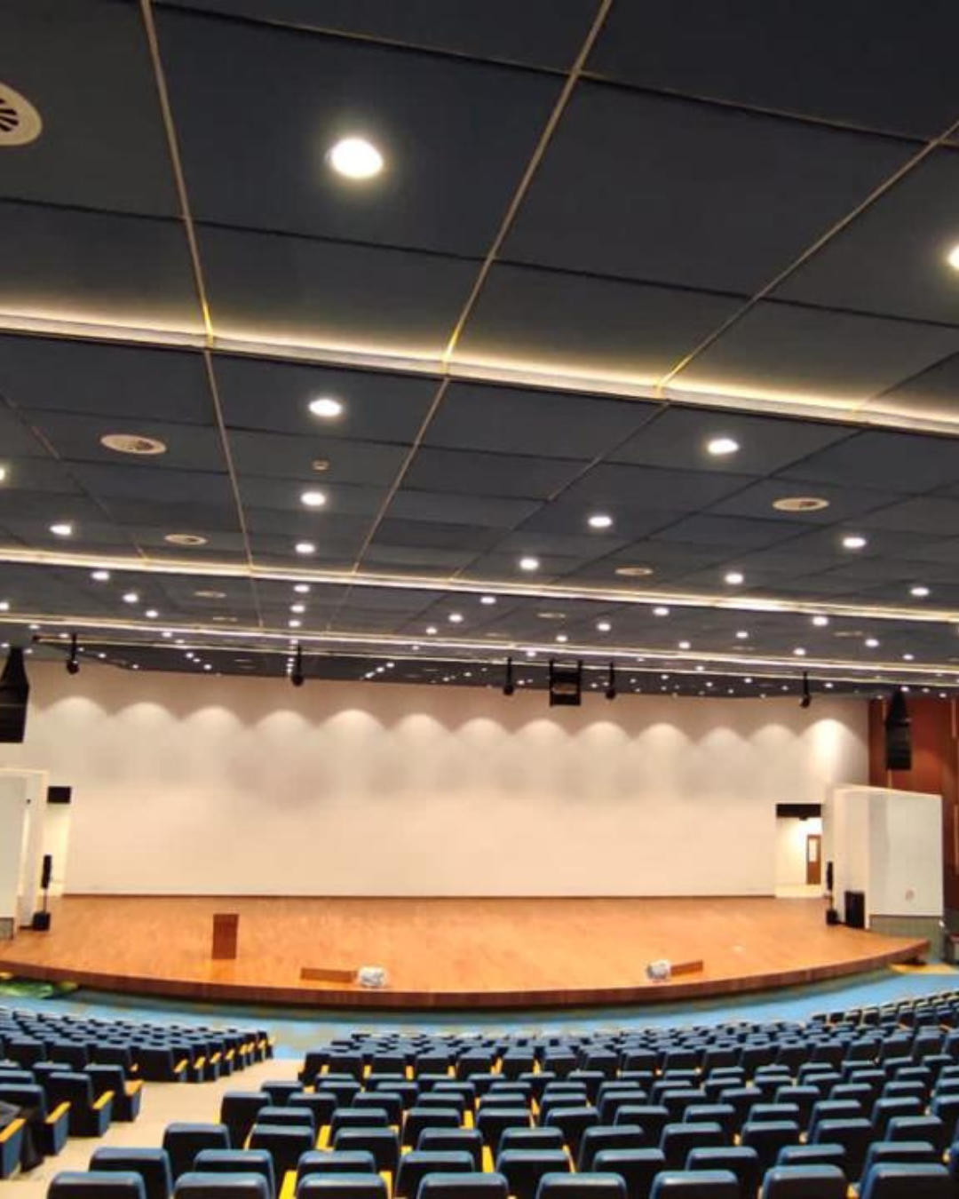 FALSE CEILING FOR AN AUDITORIUM